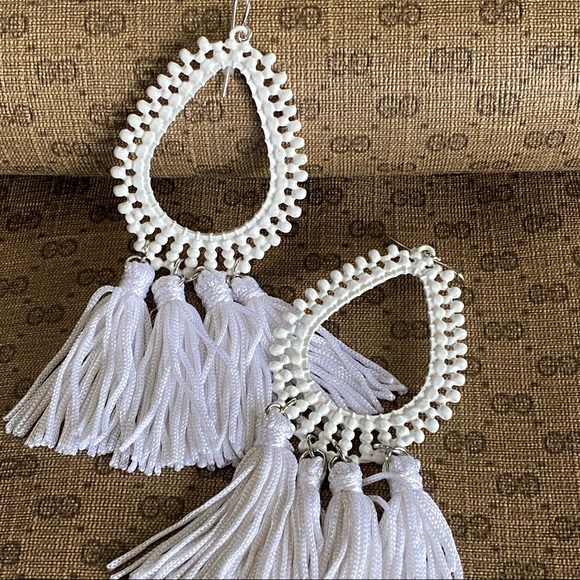 New in🤩🤩TEARDROP TASSLES WHITE DANGLE HOOK BOHO SHABBY CHIC EARRINGS new - Picture 2 of 4